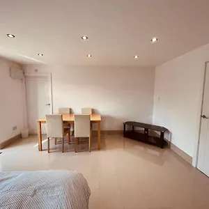  Apartment Large Flat B Near Heathrow