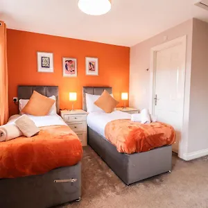  Holiday home Comfortable 4-bedroom With Free Wifi And Driveway